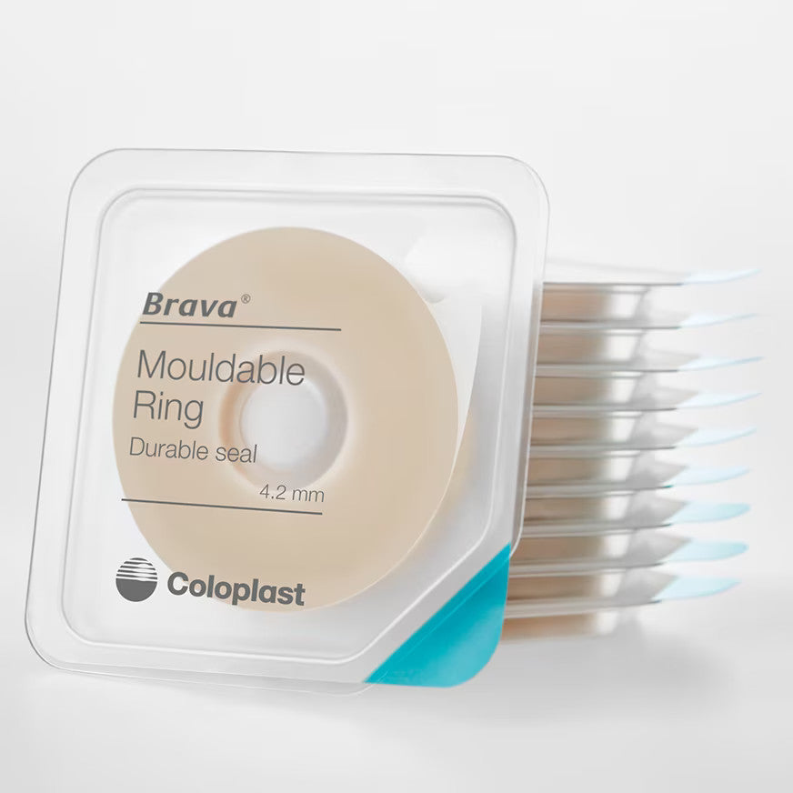 Modellierbarer Hautschutzring von Brava, 30 Stück, Stärke 42 mm. Die Verpackung zeigt eine transparente Kunststoffverpackung mit einem abgebildeten, runden Schutzring in der Mitte. Der Ring hat eine glatte, leicht glänzende Oberfläche und zarte Kanten. Auf der Verpackung sind Hinweise zur Anwendung, Produktinformationen sowie das Brava-Logo deutlich sichtbar. Die Farbgestaltung ist in neutralen Tönen gehalten, was eine professionelle, sachliche Ausstrahlung vermittelt.