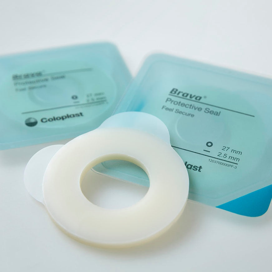 Detailaufnahme eines modellierbaren Brava Hautschutzrings Plus neben der Originalverpackung von Coloplast.