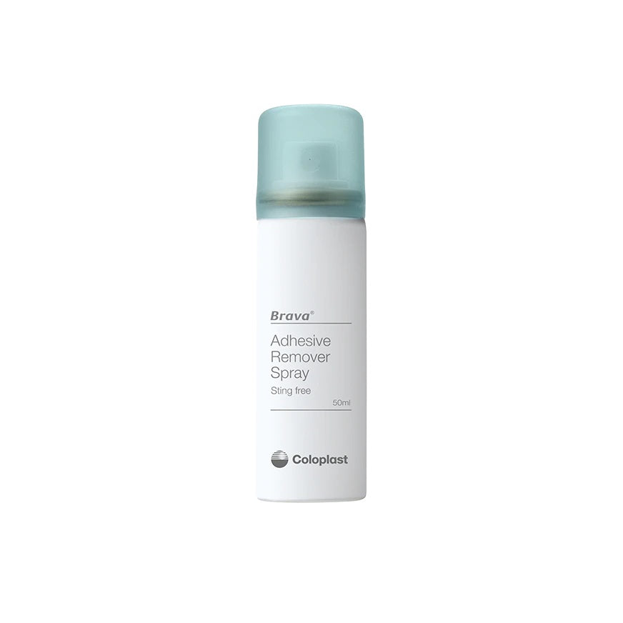 Das Bild zeigt einen weißen Sprayspender mit einem transparenten Label, auf dem der Produktname "Brava Pflasterentferner" in gut lesbarer Schrift zu erkennen ist. Das Produkt hat ein Fassungsvermögen von 50 ml und ist für die Entfernung von Pflaster und Klebstoffen konzipiert. Der Sprühkopf ist schwarz und hat eine praktische Sprühfunktion. Der Hintergrund ist neutral gehalten, um den Fokus auf das Produkt zu lenken.