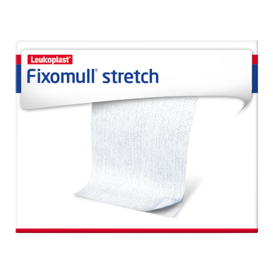 Produktbild eines Fixationsverbandes von BSN Medical. Im Vordergrund ist eine Rolle des Fixomull Stretch zu sehen, die auf einer weißen Hintergrundfläche platziert ist. Die Rolle hat eine Länge von 10 Metern und zeigt das gebrandete Etikett mit Produktbezeichnung, Details zur Anwendung und Pflegehinweisen. Der Verband ist flexibel, atmungsaktiv und in einer neutralen Farbe gehalten. Die Abbildung vermittelt ein medizinisches Produkt, das für die Wundversorgung und Fixation von Verbänden eingesetzt wird.