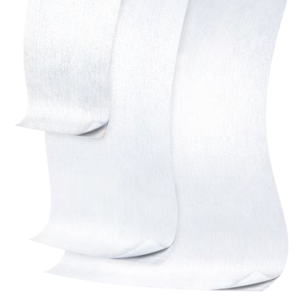 Ein Bild eines Produktes, das Fixomull Stretch zeigt, ein elastisches, klebendes Pflaster. Die Rolle ist auf einem weißen Hintergrund abgebildet und hat eine Länge von 10 Metern. Der Pflaster rollt teilweise ab, sodass die Struktur des Materials gut sichtbar ist. Der Stoff ist in einem hellen Beige gehalten, mit einer leichten Textur, die auf seine Flexibilität hinweist.