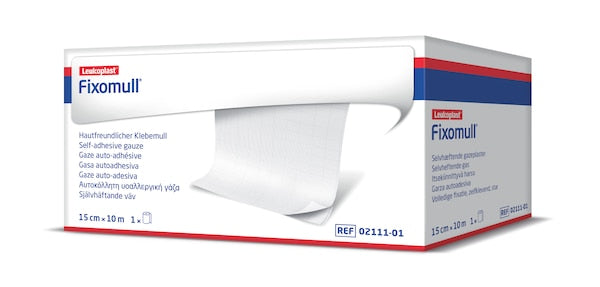 Ein Produktbild zeigt einen Fixomull Verband (Fixierbandage) von BSN Medical. Der Verband ist in der typischen Rolle präsent, die eine cremefarbene, atmungsaktive Textiloberfläche und eine klebende Rückseite aufweist. Die Rolle ist unbeschädigt und vollständig, mit klarer Beschreibung auf der Verpackung. Zudem sind die verwendeten Materialien und die Anwendungsbereiche erkennbar, die für die sichere Fixierung von Wundauflagen oder medizinischen Geräten dienen.