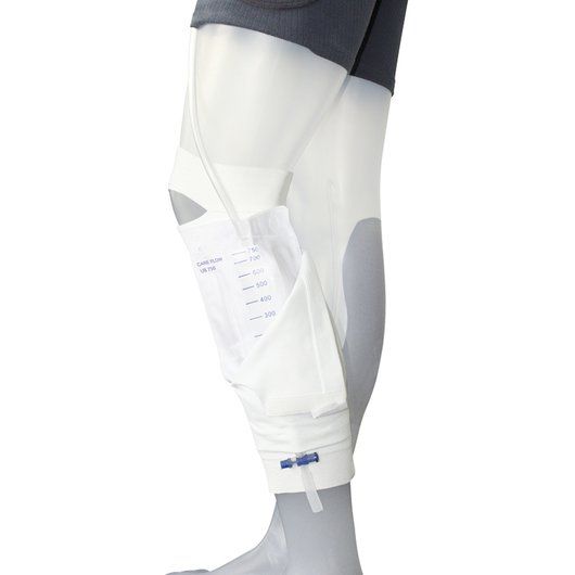 Detailreiche Darstellung einer Care-Fix Unterschenkelstulpe in Größe L, geeignet für einen Umfang von 37 cm. Die Stulpe ist in einem hellen Farbton gehalten und zeigt ein elastisches Material, das sich sanft an die Haut schmiegt. Die texturierte Oberfläche bietet zusätzlichen Halt und Komfort. Das Produkt ist auf einem neutralen Hintergrund platziert, um die Details der Stulpe hervorzuheben.