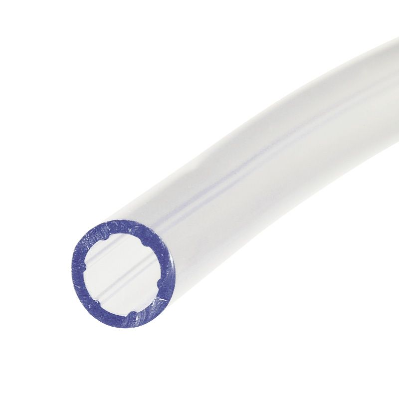 Bild eines Urindrainagesystems, das in einem klinischen Umfeld präsentiert wird. Das System besteht aus einem transparenten, flexiblen Schlauch, der mit einem speziellen Beutel verbunden ist, der Urin sammeln kann. Der Beutel hat eine klare Skala zur Ablesung des Füllstands und einen Auslass mit einem Verschlussmechanismus. Das System wird durch einen stabilen Clip und eine Halterung ergänzt, um es sicher zu befestigen.