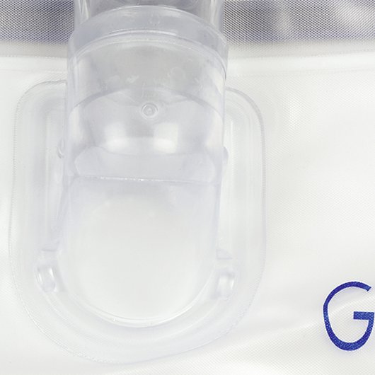 Bild eines Urinablasssystems, das in einer klinischen Umgebung präsentiert wird. Im Vordergrund ist ein transparenter Urinbeutel zu sehen, der an einem flexiblen Schlauch befestigt ist. Der Beutel hat eine deutliche Skalierung zur Messung des Urinvolumens und ist mit einem Sicherheitsverschluss versehen. Der gesamte Aufbau ist steril und zeigt eine klare sowie einfache Handhabung. Das System ist auf einem weißen Hintergrund platziert, der die medizinische Sauberkeit unterstreicht.