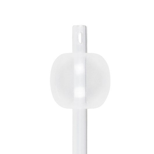 Das Bild zeigt einen Uniball Silikonkatheter in einer klaren Verpackung. Der Katheter ist transparent und flexibel, mit einem glatten, abgerundeten Ende. Auf der Verpackung sind die wichtigsten Informationen wie Produktname, Größe und Verwendung klar abgedruckt. Im Hintergrund ist ein neutraler Farbton, der den Fokus auf den Katheter legt. Die gesamte Präsentation vermittelt einen Eindruck von Sauberkeit und medizinischer Professionalität, was Vertrauen in das Produkt schafft.