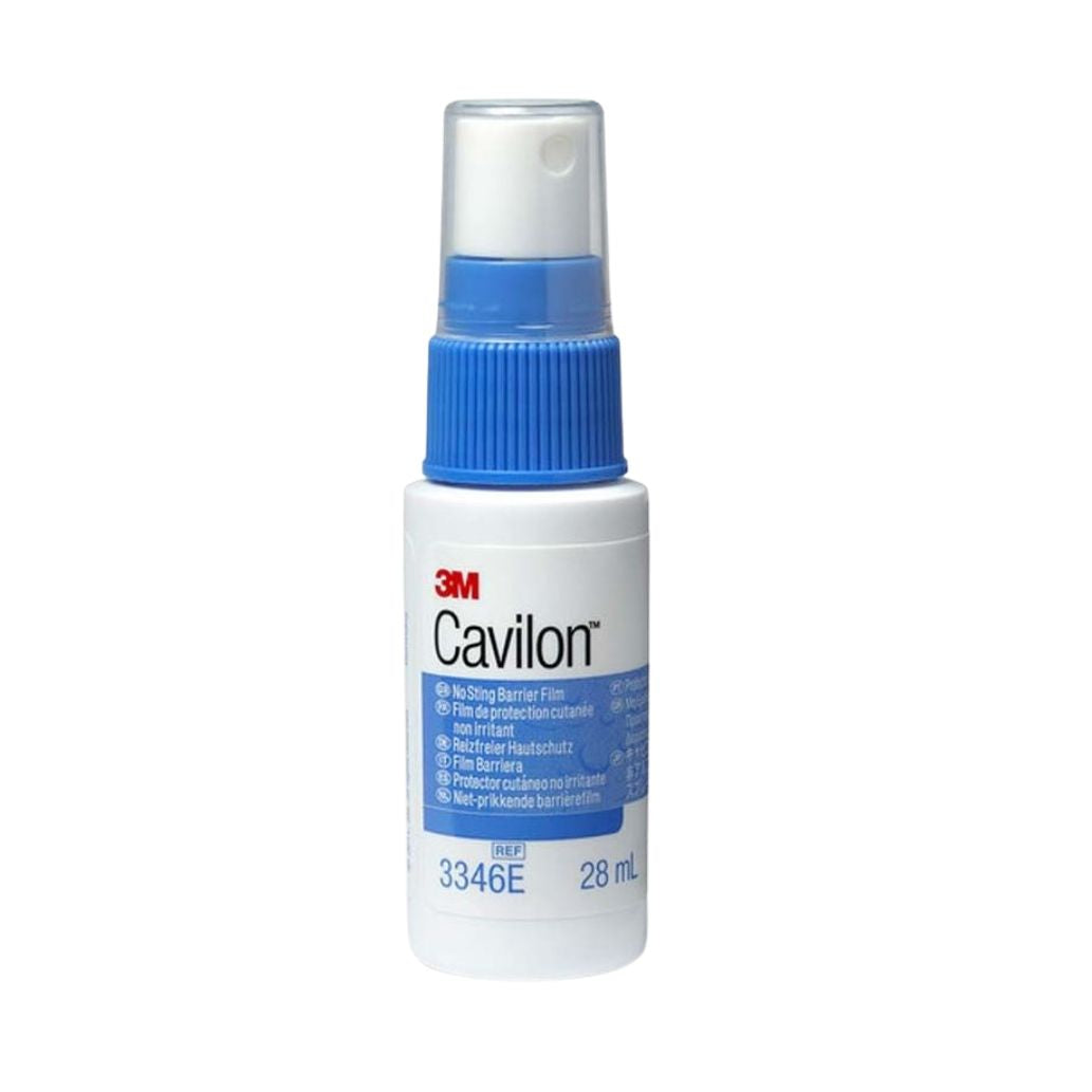 Produktbild eines Cavilon reizfreien Hautschutzsprays in einer 28 ml Flasche. Die transparente Kunststoffflasche hat eine leicht gebogene Form und ist mit einem weißen Sprühkopf ausgestattet. Auf der Flasche befindet sich ein klarer und gut lesbarer Aufkleber mit dem Produktnamen „Cavilon reizfreies Hautschutzspray“ in auffälliger Schrift und zusätzlichen Informationen zur Anwendung. Der Hintergrund ist neutral und hell, wodurch das Produkt gut zur Geltung kommt.