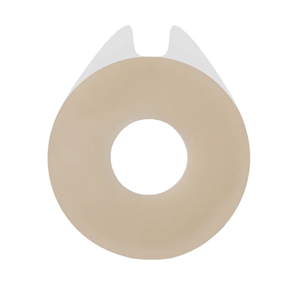 Bild eines Coloplast Brava modellierbaren Hautschutzrings. Der ringförmige Hautschutz ist aus einem flexiblen, hautfreundlichen Material gefertigt und hat eine beige bis hautfarbene Färbung. Im Vordergrund liegt der ringförmige Schutz, der leicht gewölbt ist, um sich an den Körper anzupassen. Der Hautschutzring ist für die Verwendung bei Stomaträgern konzipiert und bietet eine sichere Abdichtung. Er betont die nahtlose Übergangsfläche zwischen Haut und Stoma.