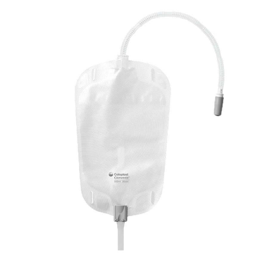 Bild des Conveen Contour Beinbeutels: Der Beinbeutel hat eine transparente, flexible Kunststoffoberfläche mit einem Fassungsvermögen von 800 ml und einer Länge von 65 cm. Er ist für die diskrete externe Nutzung konzipiert und bietet einen sicheren Anschluss. Der Beutel ist in einem Paket mit 10 Stück erhältlich. Im Vordergrund sind die Anpassungsmöglichkeiten des Beutels sowie die speziellen Befestigungsstützen zu sehen, die für einen bequemen, sicheren und unauffälligen Sitz am Bein sorgen.