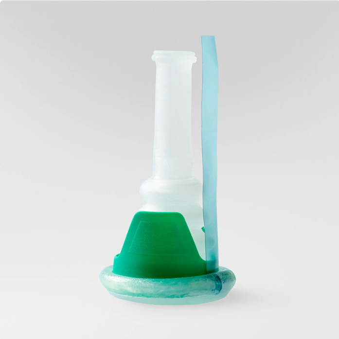 Selbsthaftendes Urinal von Conveen, in einer transparenten Verpackung präsentiert. Das Produkt besteht aus einem flexiblen Kondom, das zur sicheren Urinableitung bei Inkontinenz geeignet ist. Die Verpackung zeigt 30 Stück, die in hygienischen Blistern angeordnet sind. Auf der Vorderseite sind Produktinformationen in deutscher Sprache abgebildet, sowie das Conveen-Logo und Hinweise zur Anwendung.