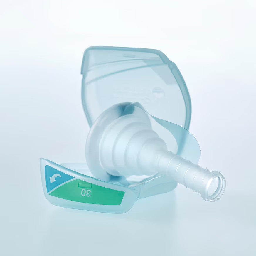 Alt-Text: "Produktbild eines Conveen Optima Standard Urinalkondoms, 8 cm lang, in einer Packung mit 30 Stück. Die Packung ist transparent und zeigt die einzelnen Urinalkondome, die gleichmäßig angeordnet sind. Der Hintergrund ist neutral, um den Fokus auf das Produkt zu lenken. Das Urinalkondom hat eine glatte Oberfläche und eine bequeme Passform für sicheren Komfort. Ideal für Männer, die eine zuverlässige Lösung für Harninkontinenz suchen. Zusatzinformationen zu Anwendung und Nutzung sind vorhanden."