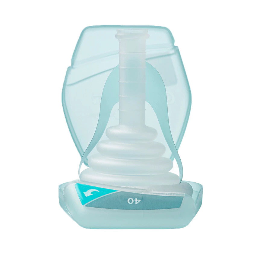 Ein Pack mit 30 urologischen Kondomen der Marke Conveen Optima, Standard urinal, mit einer Länge von 8 cm. Die Verpackung ist in einem klaren, ansprechenden Design gehalten und enthält Informationen zu Größe und Anwendung. Die Abbildung zeigt die kondomartigen Urinale, die diskret und hygienisch sind. Die einzelnen Kondome sind für die Sicherheit und den Komfort bei der Nutzung gedacht. Ideal für Männer mit Inkontinenzproblemen, ermöglichen sie eine einfache Handhabung und bieten eine zuverlässige Lösung.