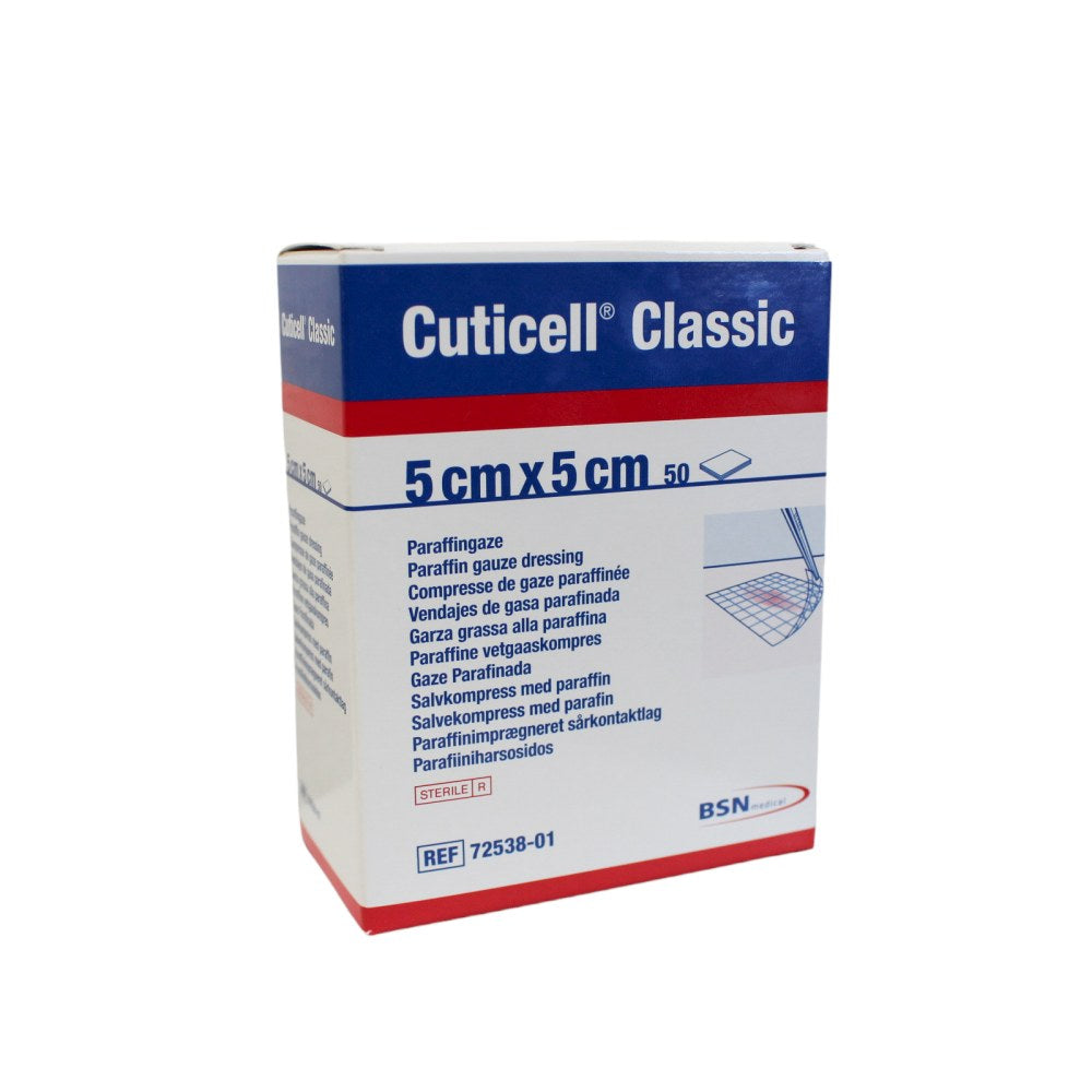 Weißes, quadratisches Produktbild der Cuticell Classic Paraffingaze. Die Gaze hat eine Größe von 5 x 5 cm und ist steril verpackt. Auf der Verpackung sind klare, lesbare Informationen abgedruckt, einschließlich des Produkttitels, der Anzahl der enthaltenen Stücke (1 x 50 Stück) sowie der Hinweise zur Sterilität. Der Hintergrund ist neutral, was den Fokus auf das Produkt lenkt. Die Gaze wirkt weich und flexibel, ideal für Wundverbände.