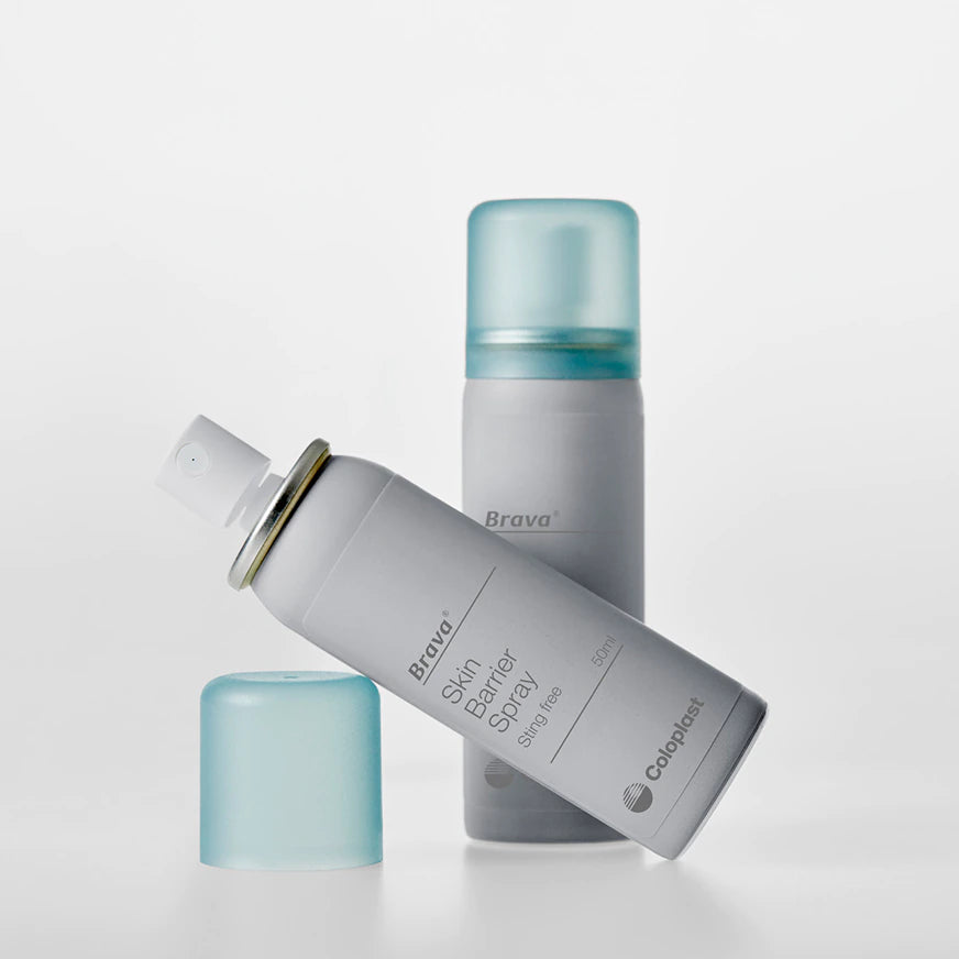 Das Bild zeigt ein stilvolles und modernes Produktdesign, das in einer kühlen Farbpalette gehalten ist. Im Mittelpunkt stehen mehrere hochwertige Accessoires, die sorgfältig auf einer neutralen, hellen Oberfläche präsentiert sind. Jedes Accessoire ist gut beleuchtet und zeigt feine Details, während der Hintergrund minimalistisch bleibt, um den Fokus auf die Produkte zu lenken.