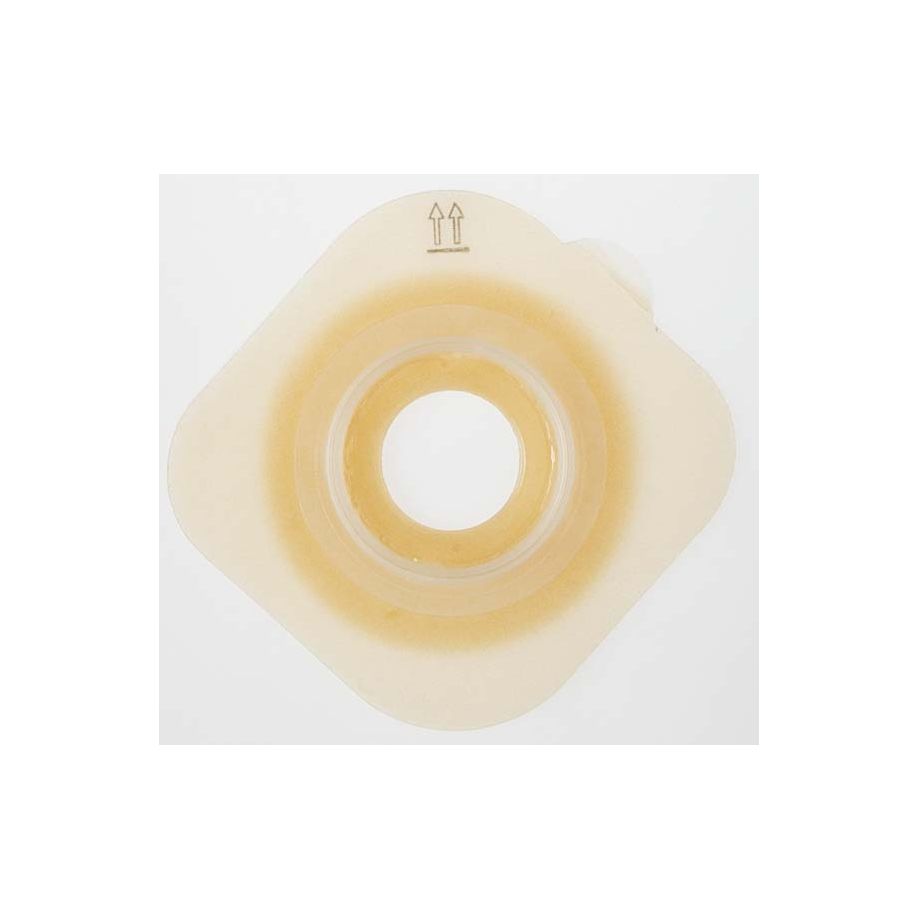 Produktbild einer Packung mit fünf Dansac Duo Soft Basisplatten. Jede Basisplatte ist rund und hat einen Durchmesser von 33 mm. Der flexible Rastsystem-Rand ist in einem hellen Farbton gehalten und hebt sich leicht von der transparenten Fläche ab. Die Basisplatten sind so angeordnet, dass ihre Form und Struktur gut sichtbar sind. Im Hintergrund ist ein unscharfer, heller Hintergrund zu sehen, der den Fokus auf die Basisplatten lenkt.