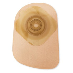 Auf dem Bild ist das Produkt "Dansac Nova 1 Convex Maxi" zu sehen, ein medizinisches Hilfsmittel zur Stomapflege. Es handelt sich um einen beutellosen Kolben mit einem Durchmesser von 15-46 mm und einem Volumen von 550 ml. Der Beutel ist transparent, um die Füllstandsanzeige zu erleichtern, und zeigt an einer Seite den Verschlussmechanismus. Das Material wirkt hautfreundlich und flexibel. Im Hintergrund ist ein neutraler, einfacher Untergrund zu erkennen, der hilft, das Produkt klar hervorzuheben.