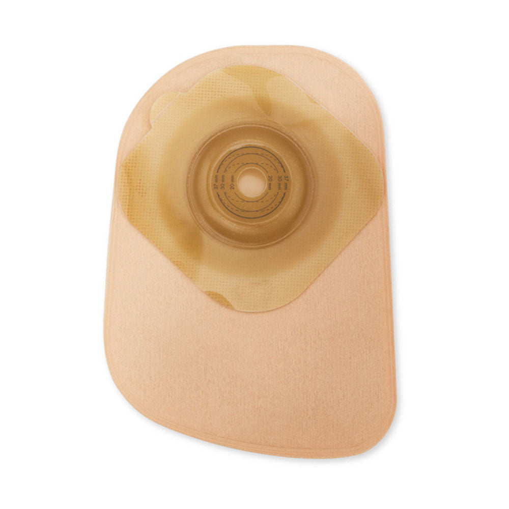 Bild eines Dansac Nova 1 Convex Maxi Stomabeutels auf einem neutralen Hintergrund. Der Beutel ist transparent und zeigt eine ovale, gewölbte Form mit einer aufgerauten Schutzschicht, die sich an der Stoma-Öffnung befindet. Sichtbar sind die Klebe- und Verschlussmechanismen auf der Rückseite des Beutels. Der Beutel hat eine beigefarbene, matte Oberfläche und ist für sicheres Tragen und Schutz konzipiert. Die Produktmarke und die Modellbezeichnung sind am oberen Rand dezent aufgedruckt.