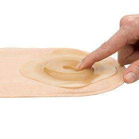 Produkbbild eines Dansac Nova 1 Foldup Convex Ausstreifbeutels. Der Beutel hat einen Durchmesser von 15-37 mm und ist in einem hautfarbenen Ton gehalten. Er hat eine sanfte, gewölbte Form, die eine optimale Anpassung an den Körper ermöglicht. Die Oberfläche ist glatt und erinnert an die natürliche Hauttextur. Auf der Vorderseite sind keine sichtbaren Beschriftungen, die Rückseite zeigt eine haftende Fläche. Der Beutel ist für die sichere und komfortable Entsorgung von Stuhl geeignet.