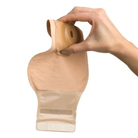 Das Bild zeigt einen Dansac Nova 1 Foldup Maxi Ausstreifbeutel in Hautfarbe. Dieser medizinische Beutel hat einen Durchmesser von 15-90 mm und ist für die stoma-assoziierte Versorgung konzipiert. Er ist in einer transparenten Verpackung präsentiert, die das Produkt deutlich sichtbar macht. Neben dem Beutel sind informative Beschriftungen zu sehen, die Hinweise zur Anwendung und den speziellen Eigenschaften des Produkts geben.