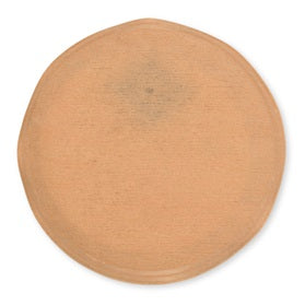 Detaillierte Produktansicht der Dansac Nova 1 Mini-Cap Stomakappe mit einem Durchmesser von 20-50 mm. Die Stomakappe ist transparent und hat eine glatte, runde Form. Das Material wirkt leicht und flexibel. Im oberen Bereich der Kappe ist ein kleiner, abgerundeter Rand zu sehen, der für einen besseren Sitz sorgt. Die Verpackung ist klar, sodass die Kappe gut erkennbar ist. Der Hintergrund ist neutral, um den Fokus auf das Produkt zu lenken.