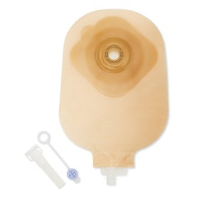 Produktbild des Dansac Nova 1 Urostomiebeutels in konvexer Form und transparenter Ausführung. Der Beutel ist oval geformt und wird durch eine spezielle Lochgröße von 20 mm gekennzeichnet. Die Oberflächenstruktur ist glatt und zeigt die hochwertigen Materialien. An der oberen Kante ist eine selbstklebende Fläche zu sehen, die für eine einfache und sichere Anbringung auf der Haut sorgt. Im Hintergrund ist ein helles und neutrales Design, das den Fokus auf den Beutel lenkt.