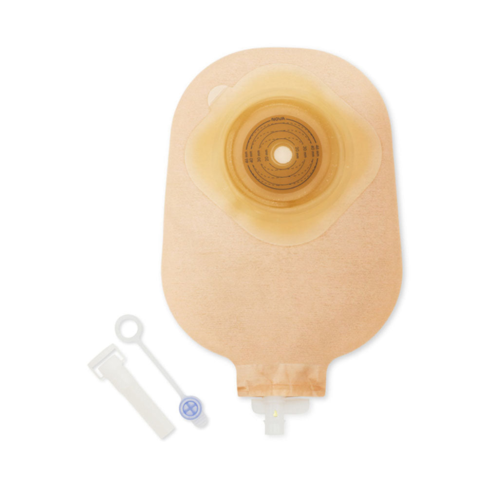 Produktbild eines Urostomiebeutels von Dansac Nova, in einer Packung mit drei Beuteln. Die Beutel sind transparent, mit einem glatten und strapazierfähigen Design, das die Sicherheit und den Komfort des Benutzers gewährleistet. Jeder Beutel verfügt über einen abnehmbaren Verschluss, der eine einfache Entleerung und Reinigung ermöglicht. Die Verpackung ist übersichtlich und trägt das markenspezifische Logo von Dansac, zusammen mit wichtigen Produktinformationen.
