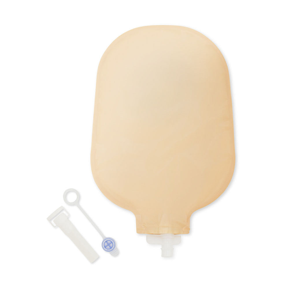 Produktbild eines Urostomiebeutels von Dansac Nova, verpackt in einer transparenten, blauen Plastikhülle. Der Beutel ist aus klarem, flexiblem Material gefertigt und zeigt eine Öffnung für den Mitteleingang. Auf der Vorderseite des Beutels ist das Markenlogo "Dansac" deutlich sichtbar. Im Hintergrund sind unscharfe, neutrale Farben zu erkennen, die den Fokus auf den Beutel legen. Der Urostomiebeutel ist für eine bequeme Anwendung konzipiert und eignet sich für Patienten mit Urostomiebedarf.