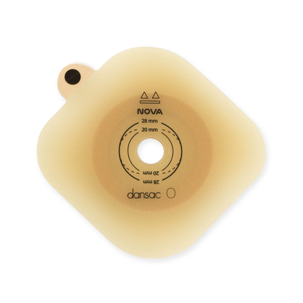 Bild zeigt eine Dansac Nova 2 Basisplatte, die auf einem weißen Hintergrund präsentiert wird. Die Basisplatte hat einen ovalen, beige Farbton mit einer glatten, flexiblen Oberfläche. In der Mitte ist ein transparenter, ovaler Bereich sichtbar, der die Hautkontaktzone darstellt. An den Rändern sind leichte Erhebungen und ein strukturierter Rand zu erkennen, der für eine bessere Haftung sorgt. Die Platte weist ein integriertes Klebeelement auf, das für eine sichere Befestigung gedacht ist.