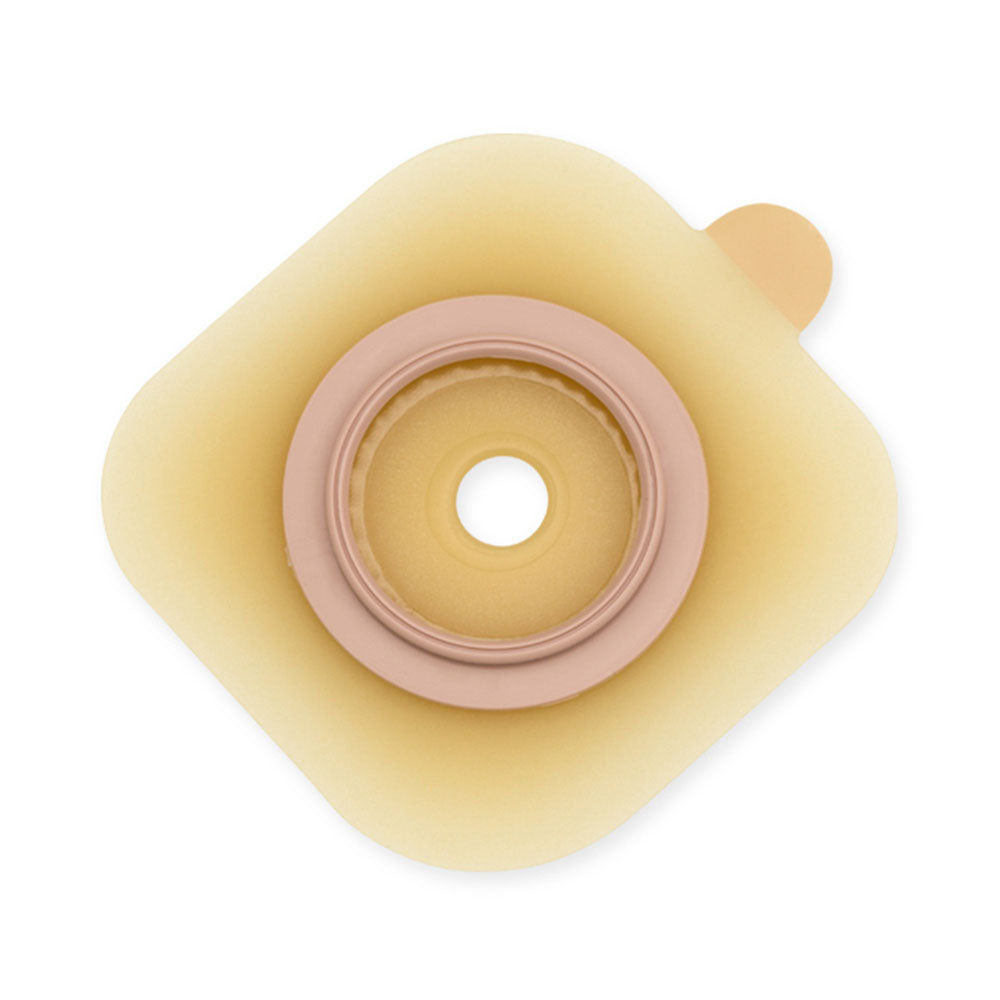 Das Bild zeigt die Dansac Nova 2 Basisplatte, die für die Versorgung von Stoma-Patienten konzipiert ist. Die runde, hautfarbene Platte hat einen zentralen Öffnungsbereich, um sich optimal an verschiedene Stomavarien anpassen zu können. Die Kanten der Platte sind leicht abgerundet und glatt, um eine bequeme Anpassung an die Haut zu gewährleisten. Gut sichtbar sind die Klebeflächen auf der Unterseite, die für einen sicheren Halt sorgen.