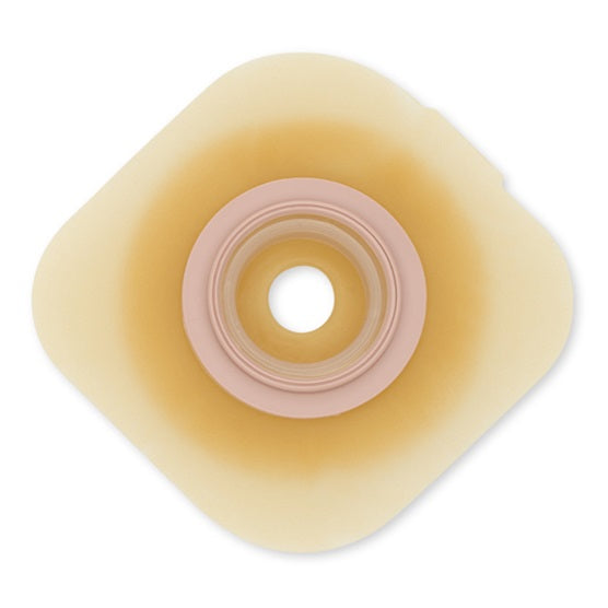 Bild eines Dansac Nova 2 Basisplatte, konvex, Modell RR43, mit Durchmessern von 15-30 mm. Die Basisplatte hat eine runde Form und ist in einem hautähnlichen Farbton gehalten. Sie verfügt über einen flexiblen Rand, der sich gut an die Körperkonturen anpasst. Die Oberflächenbeschaffenheit wirkt glatt, während die Innenseite mit einer speziellen Schutzschicht versehen ist. Das Produkt ist verpackt und zeigt die Modellnummer sowie Maßangaben.