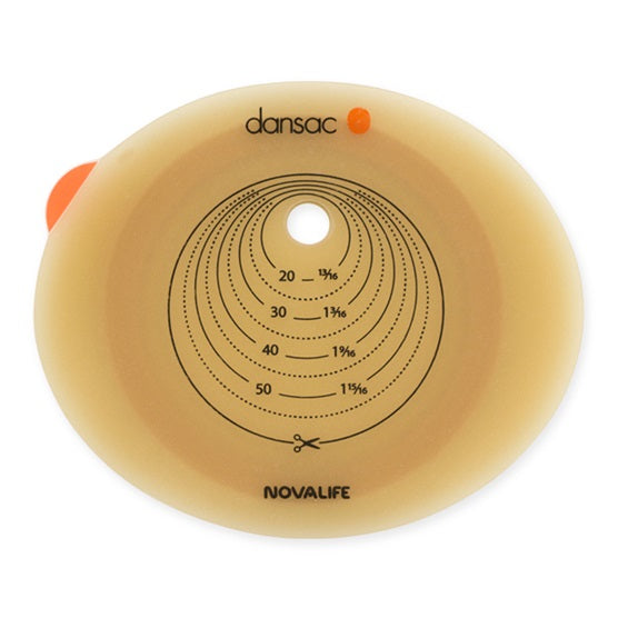 Produktbild einer Dansac Nova 2 Basisplatte. Die Basisplatte hat eine runde Form und ist in einem hellen Hautfarbton gehalten. In der Mitte befindet sich ein ovaler Öffnungsbereich mit einem Durchmesser von ca. 55 mm. Der äußere Rand der Platte ist etwas dicker und verleiht Stabilität. Auf der Oberfläche sind feine, dezent strukturierte Muster zu erkennen. Links unten ist das Logo und die Modellbezeichnung "Dansac Nova 2" abgebildet.