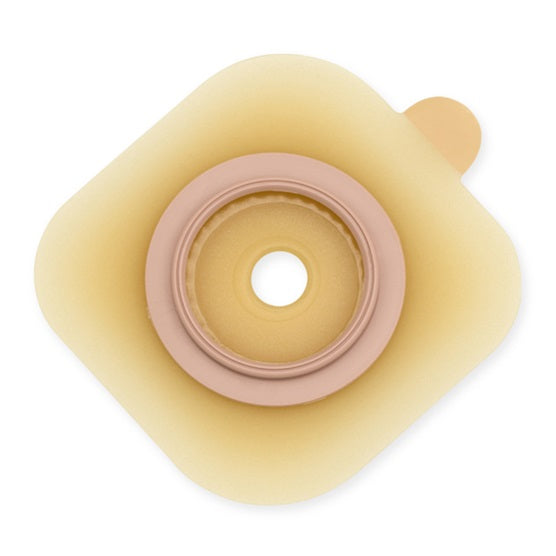 Produktbild einer Dansac Nova 2 Basisplatte in der Größe 70 mm x 50 mm. Die Basisplatte ist transparent und hat eine runde Form mit einer klebenden Fläche in der Mitte, die für die sichere Befestigung auf der Haut sorgt. Um den äußeren Rand der Platte sind leichte Markierungen für die Anbringung sichtbar. Der Hintergrund des Bildes ist neutral gehalten, wodurch die Details der Basisplatte gut zur Geltung kommen. Die Abbildung zeigt die Struktur und die Beschaffenheit der Oberfläche.