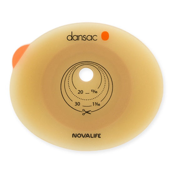 Produktbild der Dansac Nova 2 Basisplatte RR70 mit einem Durchmesser von 62 mm. Die Basisplatte zeigt eine hautfarbene, runde Form mit einem zentralen, ovalen Öffnungsbereich und einer leichten Wabenstruktur auf der Oberfläche. Um die Öffnung herum ist ein transparenter, flexibler Rand sichtbar, der für eine bessere Haftung sorgt. Die Platte ist in einem weißlichen, unauffälligen Karton verpackt, der die Produktinformationen enthält.