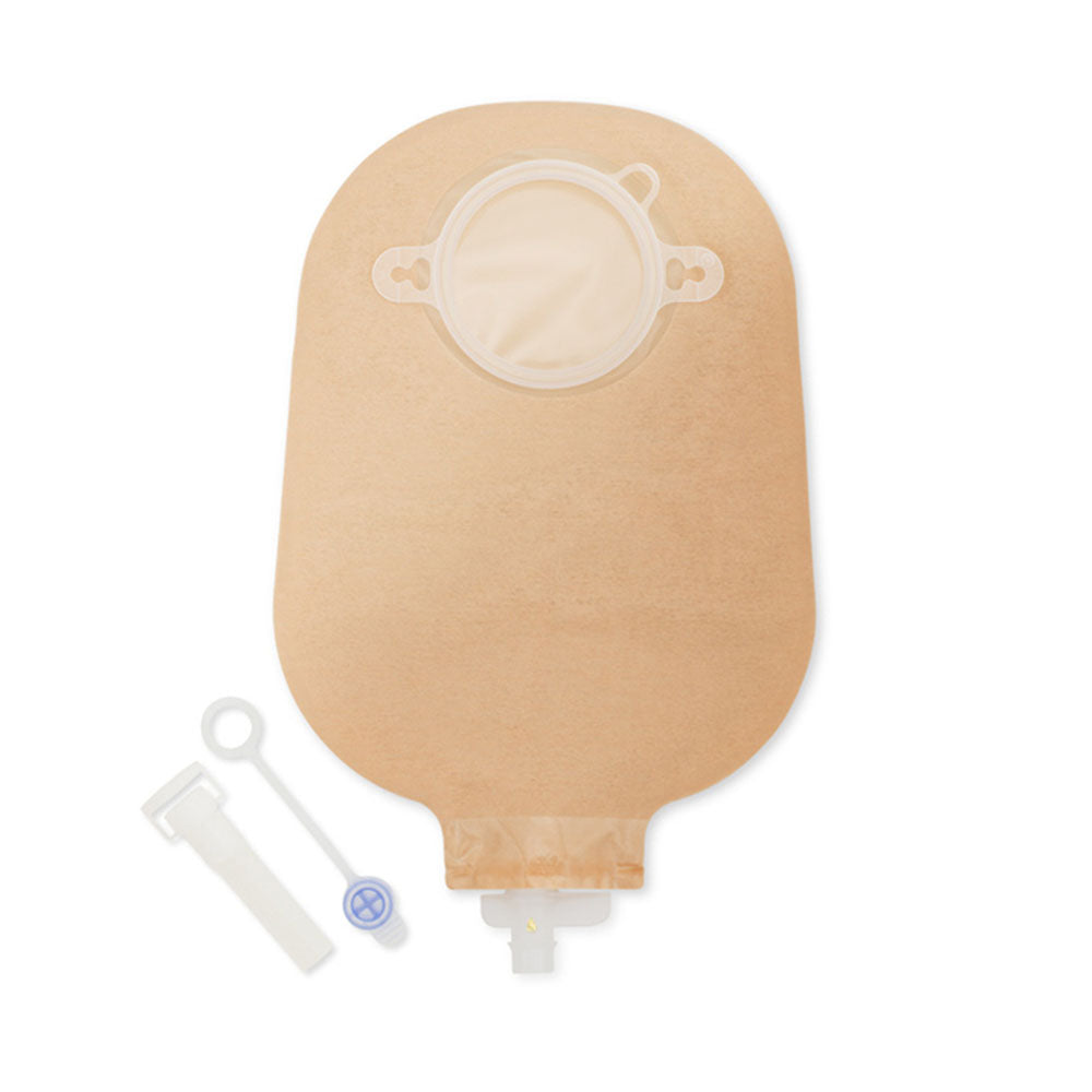 Ein transparenter Urostomiebeutel von Dansac Nova 2 liegt auf einem neutralen Untergrund. Die obere Seite des Beutels zeigt ein selbstklebendes Hautplättchen, das für sicheren Halt sorgt. Der Beutel hat ein leicht gewölbtes Design und ist mit einem Auslassventil ausgestattet, das eine einfache Entleerung ermöglicht. Zudem ist eine Skala eingezeichnet, die das Füllen ermöglicht. Der Beutel ist in einer hygienischen Verpackung präsentiert und die Produktbezeichnung ist deutlich lesbar.