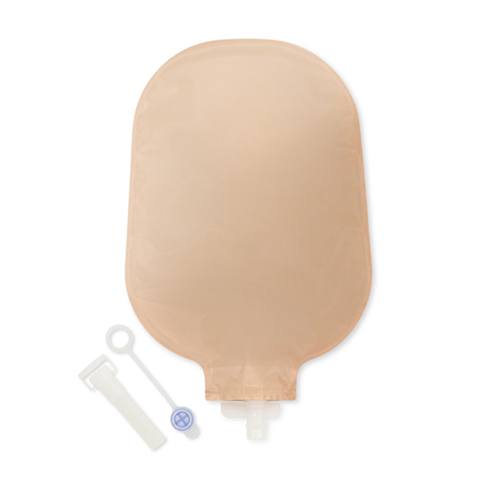 Alt-Text: Auf dem Bild ist ein transparenter Urostomiebeutel zu sehen, der auf einem hellen Hintergrund liegt. Der Beutel hat eine ergonomische Form mit einer abgerundeten Oberkante und einem kleinen Entleerungsventil an der Unterseite. An der Rückseite befindet sich eine Klebefolie, die für eine sichere Haftung auf der Haut sorgt. Der Beutel ist leicht und dünn, was eine diskrete Anwendung ermöglicht. Im Hintergrund sind zusätzlich einige Anleitungen und Informationen in leicht lesbarer Schrift sichtbar.