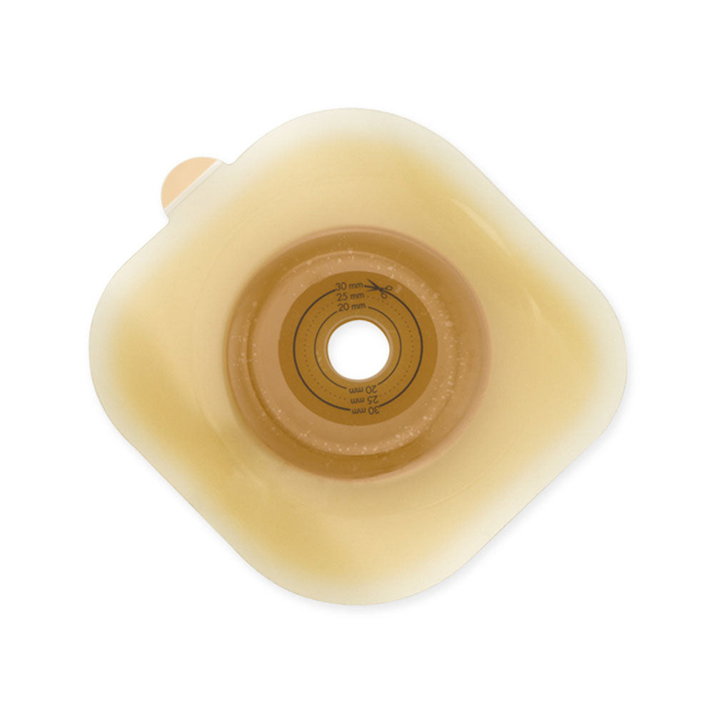 Weißes, rechteckiges Produktbild einer Basisplatte für ein medizinisches Hilfsmittel. Die Basisplatte ist aus einem elastischen, hautfreundlichen Material gefertigt und hat eine transparente Schutzfolie. Sie zeigt eine leicht glänzende Oberfläche und abgerundete Ecken. In der Mitte der Platte befindet sich ein ovaler Ausschnitt, der für den Anschluss an ein anderes medizinisches Gerät vorgesehen ist. Der Hintergrund ist neutral gehalten und hebt die Platte gut hervor.