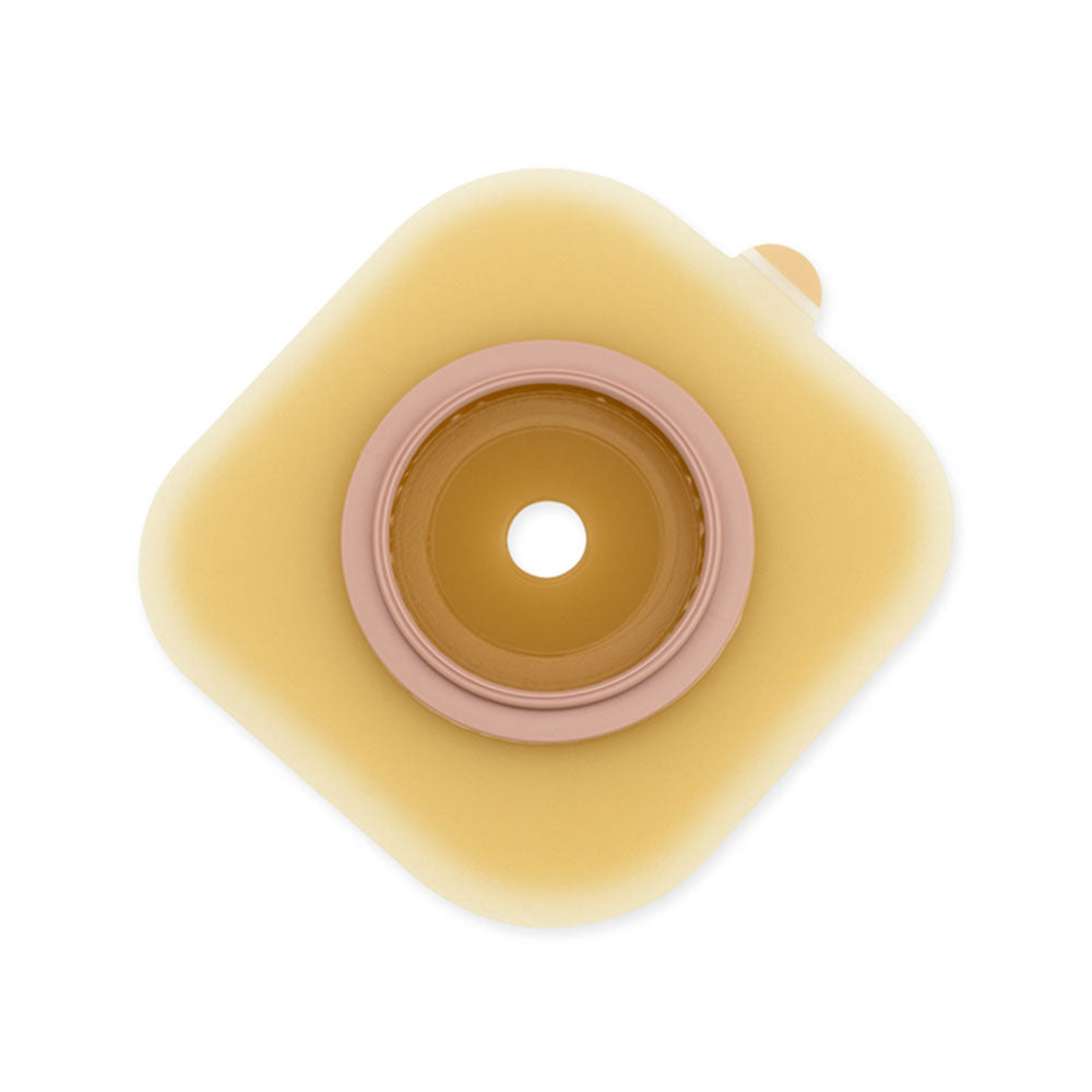 Alt-Text: "Das Bild zeigt eine Verpackung mit drei Basisplatten des Produkts 'Dansac Nova 2'. Die Basisplatten sind in einer transparenten, mehrfach gefalteten Verpackung angeordnet und präsentieren sich in einem hygienischen, staubdichten Format. Die Verpackung ist mit einer klaren Beschriftung versehen, die den Produktnamen sowie zusätzliche Informationen über die Anwendung und Pflege enthält. Der Hintergrund ist neutral, sodass die Platten und die Verpackungsdetails gut zur Geltung kommen."