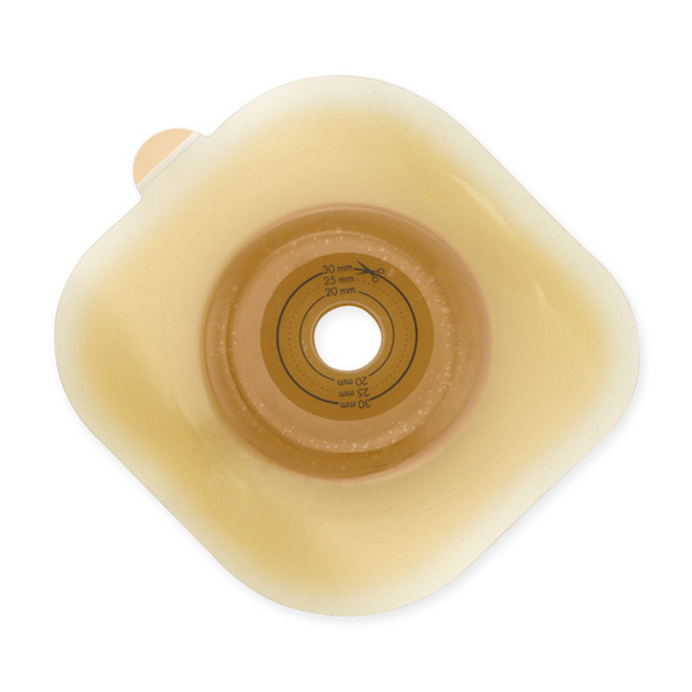 Das Bild zeigt eine Verpackung von Dansac Nova 2, die eine Basisplatte (RR) mit einem Durchmesser von 50 mm enthält. Die Basisplatte ist transparent und hat eine runde Form. Auf der Verpackung sind Informationen zu Produktname, Größe und Marke deutlich sichtbar. Der Hintergrund der Verpackung ist hell und neutral, um die Produktmerkmale hervorzuheben. Die Verpackung ist ordentlich gefaltet und zeigt das Produkt klar und deutlich.