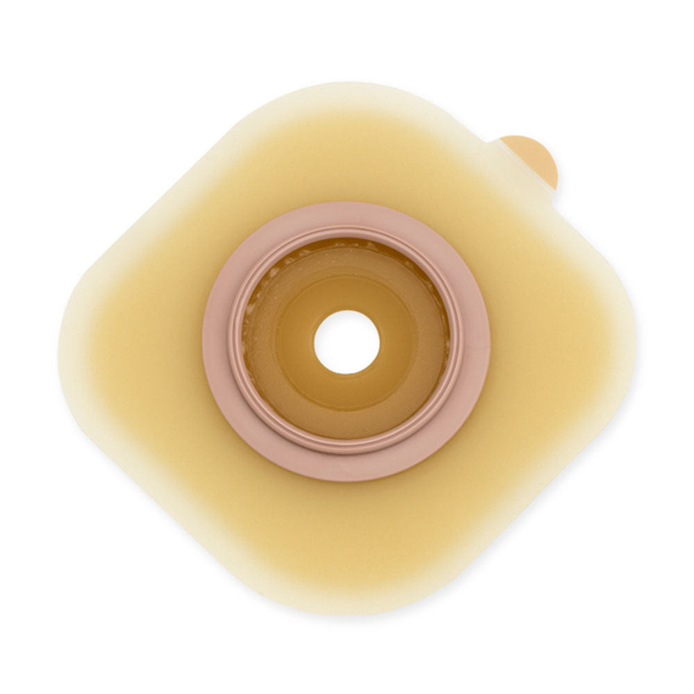 Das Bild zeigt eine verpackte Basisplatte des Produkts "Dansac Nova 2". Die Basisplatte hat einen Durchmesser von 50 mm und eine runde Form. Sie ist in einem transparenten Kunststoffbeutel verpackt, auf dem die Produktbezeichnung und wichtige Informationen in mehrfachen Sprachen aufgedruckt sind. Der Hintergrund des Bildes ist schlicht und neutral gehalten, um die Basisplatte hervorzuheben.