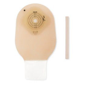 Ein Produktbild zeigt eine Verpackung der Dansac Nova Infant, transparenten Stomahilfen. Die Packung ist rechteckig und enthält 30 Stück. Der Hintergrund ist weiß, während die Vorderseite der Verpackung klare Informationen zu den Produkten bietet, einschließlich des Namens und der Stückzahl. Das Design ist einfach und funktional, mit einer übersichtlichen Darstellung der Marke und des Produkttypen.