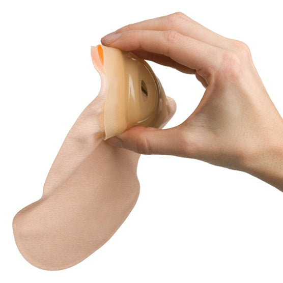 Ein geschlossenes Ausstreifbeutel-System von Dansac, Modell Novalife 1, mit einer Soft Convex-Manschette. Der Beutel hat einen Durchmesser von 34 mm und ist in einer transparenten Verpackung präsentiert. Die Manschette zeigt eine sanfte Krümmung, um eine optimale Anpassung an die Körperform zu gewährleisten. Auf der Vorderseite sind keine sichtbaren Druckknöpfe oder Befestigungen zu erkennen. Der Hintergrund ist schlicht und unauffällig, um die Merkmale des Produkts hervorzuheben.