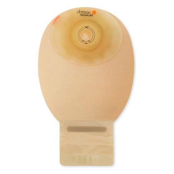 Ein Ausstreifbeutel von Dansac, Modell Novalife 1, in Soft Convex-Design. Der Beutel hat eine Midi-Größe von 30 mm und ist in einer transparenten Verpackung präsentiert, die das Produkt und seine Merkmale gut zeigt. Die Vorderseite des Beutels ist glatt, während die Rückseite die Befestigungsflächen aufweist. Die Kunststoffoberfläche wirkt robust und benutzerfreundlich. Ideal für Menschen mit einem Stoma, die eine bequeme und diskrete Lösung suchen.