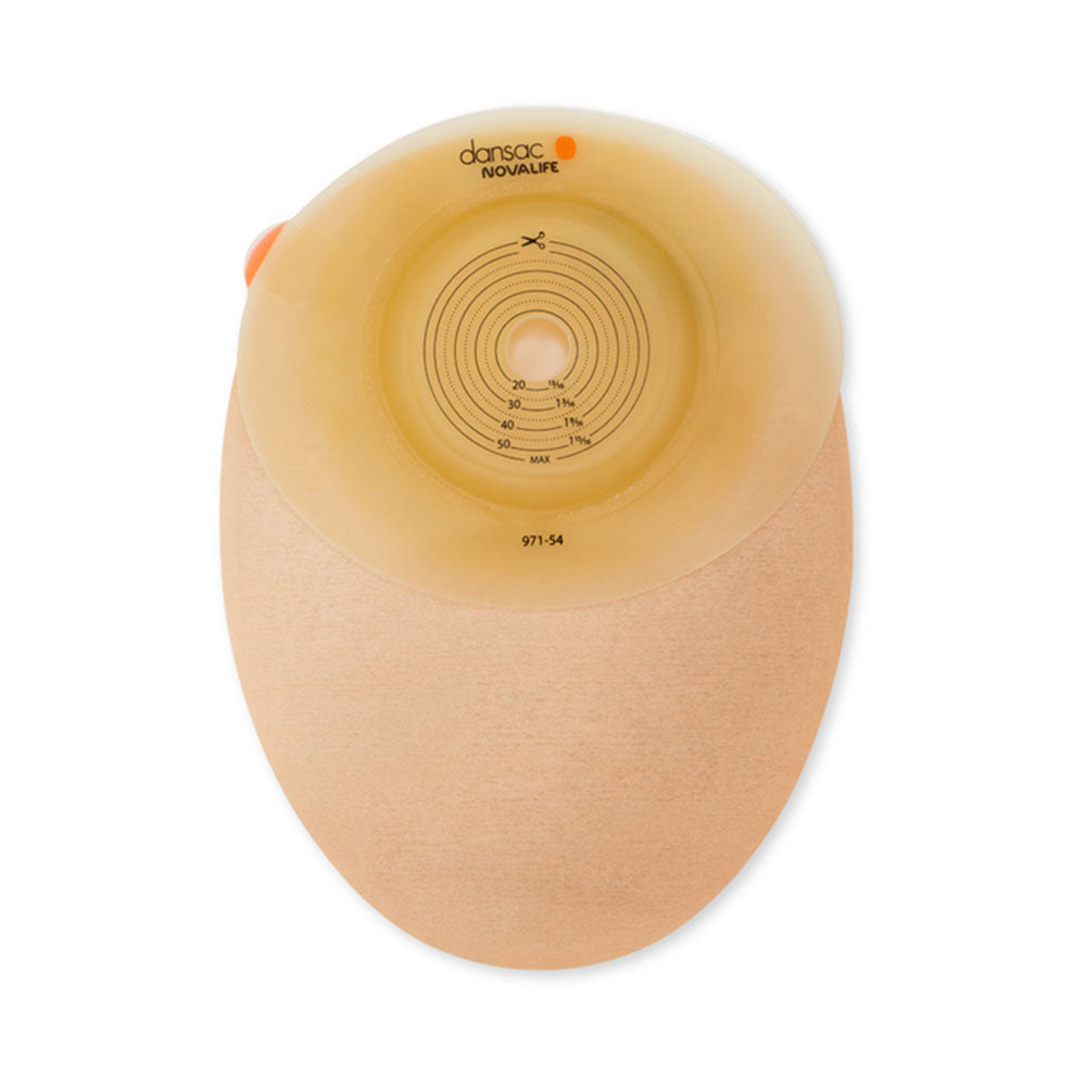 Ein Produktbild zeigt einen transparenten, ovalen Beutel mit einem beigen, hautfarbigen elastischen Hautschutzring. Der Beutel hat eine glatte Oberfläche und ist oben leicht abgerundet. Auf der Vorderseite sind das Logo und der Produktname „Dansac Novalife 1 Soft Convex Maxi“ in klarer Schrift abgebildet. Im Hintergrund ist eine dezente, helle Oberfläche sichtbar. Die Verpackung ist für ein medizinisches Produkt zur Stomaversorgung konzipiert und vermittelt einen hygienischen sowie funktionalen Eindruck.