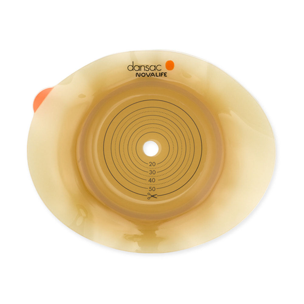 Produktabbildung der Dansac Novalife 2 Convex Basisplatte. Die Basisplatte ist oval gestaltet und hat eine ausgeprägte konvexe Form, die eine gute Anpassung an den Körper gewährleistet. Die Oberfläche ist hautfreundlich und in einem sanften, hautähnlichen Farbton gehalten. In der Mitte befindet sich ein zentrales Loch für die Stomaöffnung, um eine bequeme Anbringung zu ermöglichen. Die Ränder sind leicht erhöht, um ein Überlaufen von Körperflüssigkeiten zu verhindern.