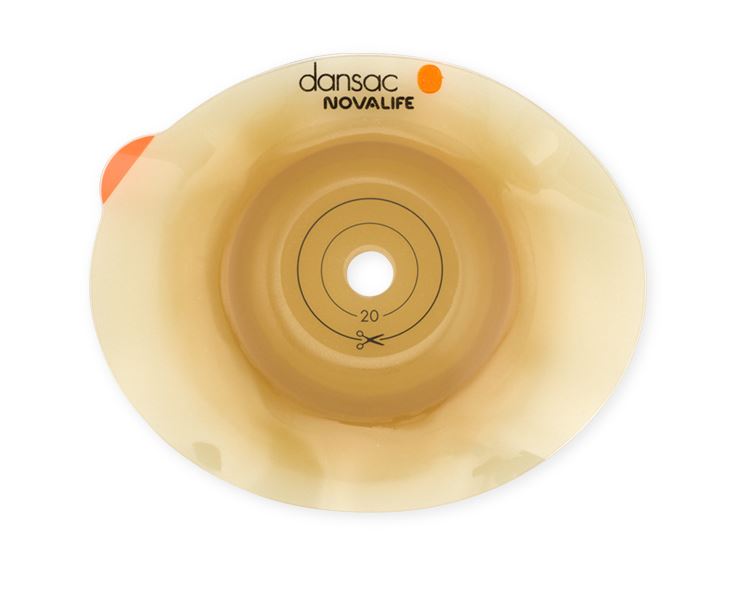 Produktbild zeigt fünf Einheiten der Dansac NovaLife 2 Convex Basisplatte mit einer Größe von 30 mm (Durchmesser) und einer Füllhöhe von 25 mm. Die Basisplatte hat eine runde, konvexe Form, die für eine optimale Anpassung an den Körper sorgt. Die Oberfläche ist glatt und in einem hellen, hautähnlichen Farbton gestaltet. Es sind die Befestigungselemente für ein sicheres Anbringen am Stoma sichtbar. Diese Medizintechnik ist für Menschen mit Stoma gedacht und bietet Komfort und Sicherheit im Alltag.