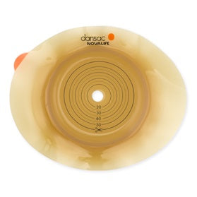 Das Bild zeigt eine Packung mit fünf Stück der Dansac Novalife 2 Convex Basisplatten. Die Basisplatten haben einen Durchmesser von 30 mm und sind für den Einsatz bei Stomaträgern konzipiert. Die Verpackung ist in einer klaren, transparenten Folie gehalten, die die Basisplatten deutlich sichtbar macht. Neben den Platten sind auch Informationen zu den Produktspezifikationen und der Verwendung abgedruckt.