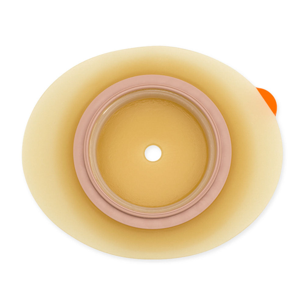 Helles Bild einer Dansac NovaLife 2 Convex Basisplatte (1955-40) für die Stomaversorgung. Die Basisplatte hat eine leicht gewölbte Form, die an den Rändern abgerundet ist und eine beige bis hautfarbene Farbe aufweist. In der Mitte befindet sich ein ovales, offenes Feld zur Anpassung an den Stoma. Die Oberfläche wirkt glatt und leicht glänzend, umgeben von einem weißen Umrandungsbereich. Die Verpackung zeigt bei Bedarf eine Schutzfolie und Hinweise zur Verwendung. Ideal für Patienten mit einer Stoma.
