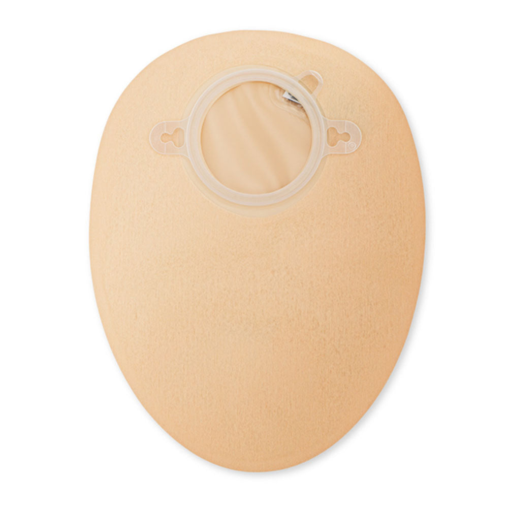 Ein geschlossener Stomabeutel, Marke Dansac Novalife 2 Maxi, in hautfarbener Ausführung ist abgebildet. Der Beutel hat eine ovale Form und ist flach, mit einem transparenten Bereich, der für eine diskrete Anwendung sorgt. Er ist für die sichere Sammlung von Stuhl geeignet und verfügt über einen sicheren Verschluss. Die Oberfläche ist glatt und sanft, was den Tragekomfort erhöht. Auf dem Beutel sind technische Informationen und Markenzeichen deutlich lesbar. Ideal für Patienten mit Stoma.