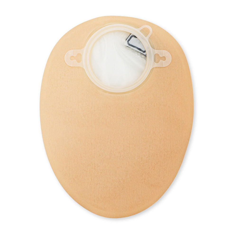 Transparentes Produktbild eines geschlossenen Beutels des Dansac NovaLife 2 Midi. Der Beutel hat eine ovale Form und ist in der Mitte einfarbig gehalten, während die Umrandung transparent ist. Eine spezielle Klebefläche zur Anwendung ist sichtbar. Auf der Vorderseite sind Hinweise zur Anwendung sowie Produktinformationen abgebildet. Die Farbtöne sind überwiegend Beige und Klar, was die Funktionen des Beutels unterstreicht.