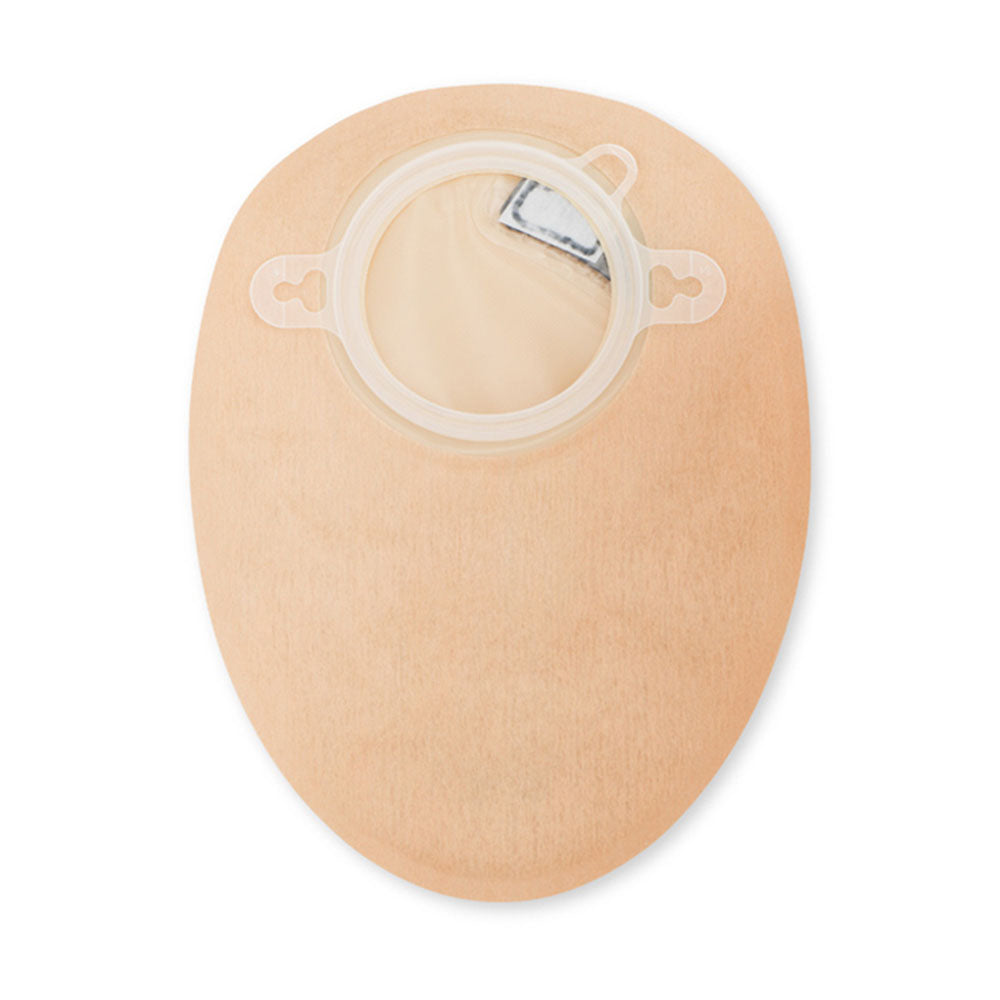 Produktbild eines geschlossenen Beutels des Dansac NovaLife 2 Mini Stoma-Versorgungssystems. Der Beutel hat eine helle, beigefarbene Oberfläche und zeigt auf der Vorderseite eine transparente, glatte Fläche, die für die Hautkontaktfläche und die Sammlung von Stuhl oder Flüssigkeit gedacht ist. Der obere Bereich des Beutels hat eine eingefügte Öffnung für die Stoma-Anpassung. Links und rechts sind die seitlichen Klebe- oder Halterungsbereiche sichtbar.